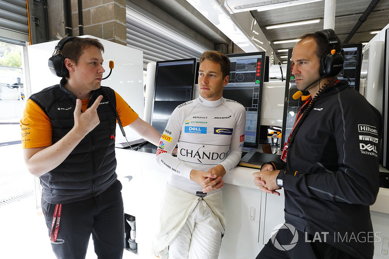 Stoffel Vandoorne, McLaren, avec ses ingénieurs dans le garage