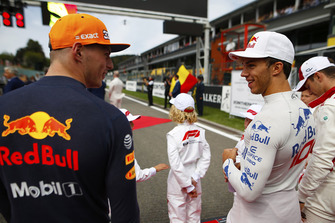 Max Verstappen, Red Bull Racing, met Pierre Gasly, Toro Rosso, op de grid