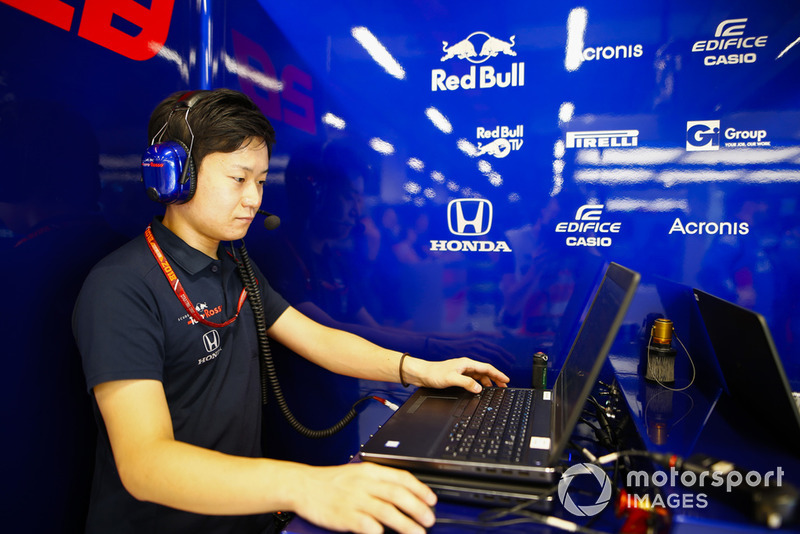 Mekanik Toro Rosso Honda tengah bertugas