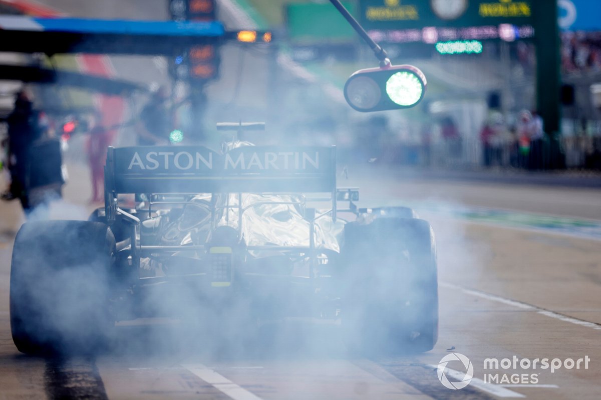 Lance Stroll, Aston Martin AMR21, sale de su box