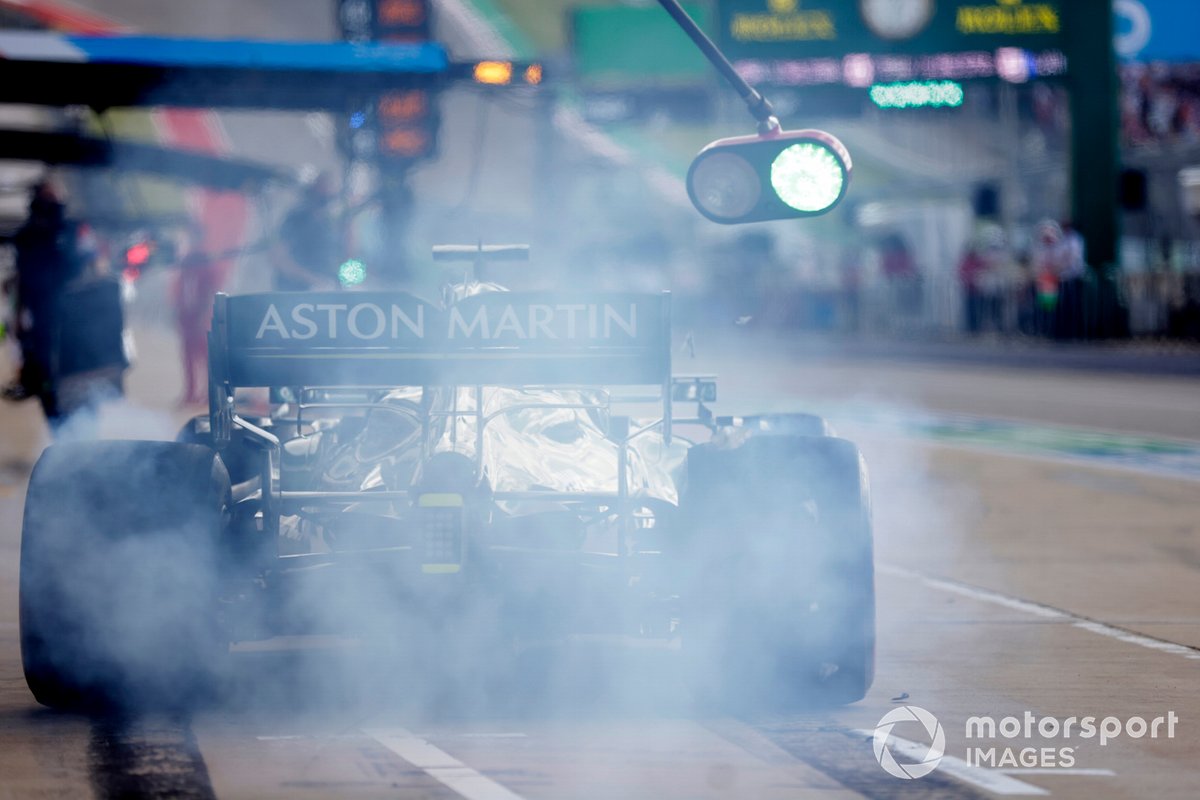 Lance Stroll, Aston Martin AMR21, leaves his pit box