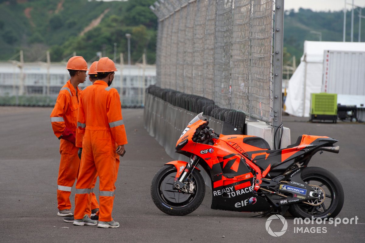 La moto de Raúl Fernandez, KTM Tech3, tras la caída
