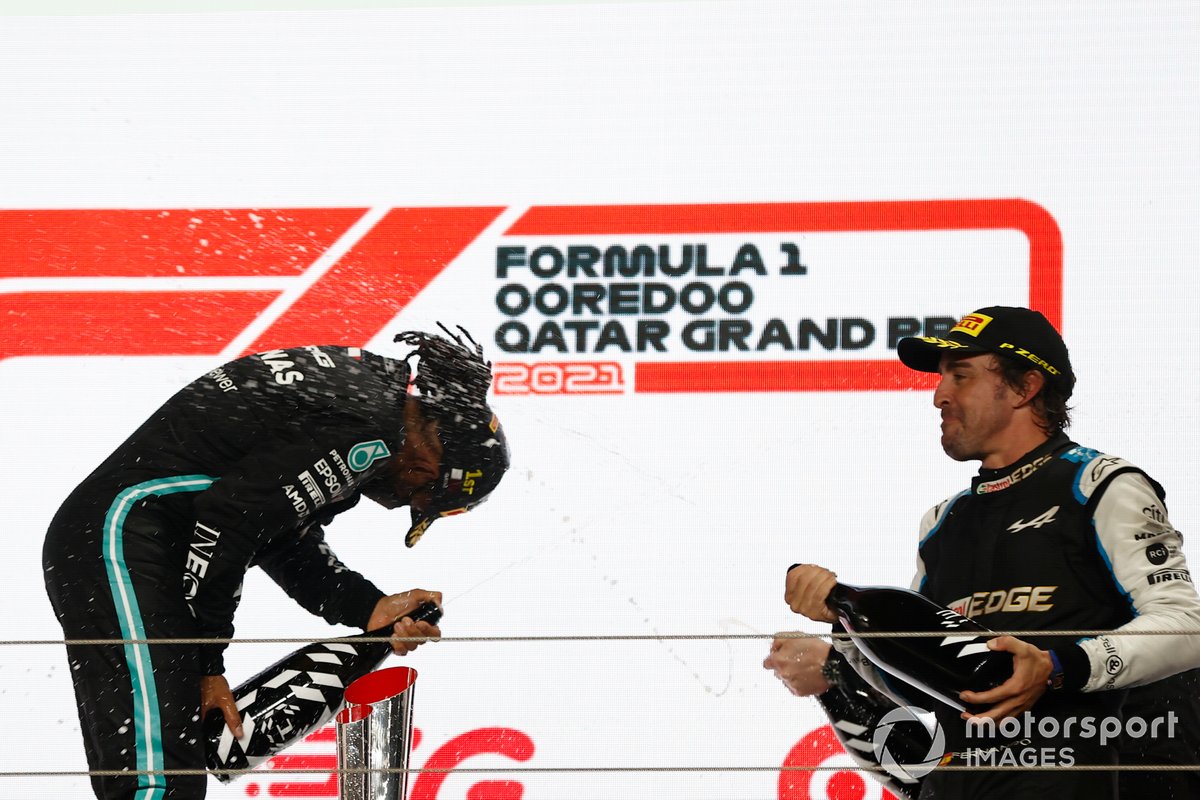 Podio: ganador Lewis Hamilton, Mercedes, tercer lugar Fernando Alonso, Alpine F1