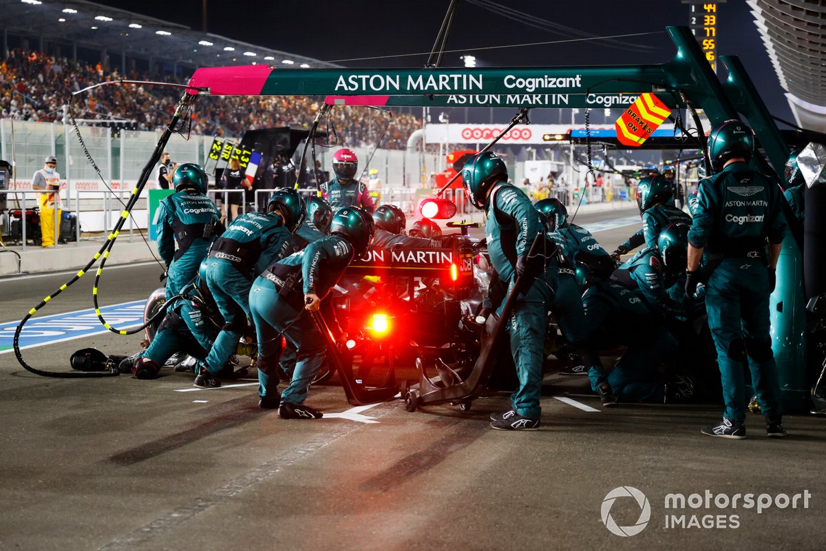 Sebastian Vettel, Aston Martin AMR21, ai box