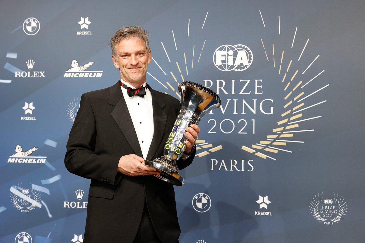 James Allison, director técnico de Mercedes con el trofeo de constructores de la F1 2021