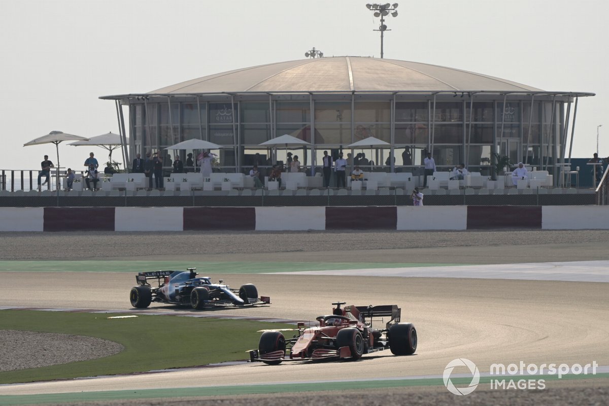 Charles Leclerc, Ferrari SF21 y Fernando Alonso, Alpine A521