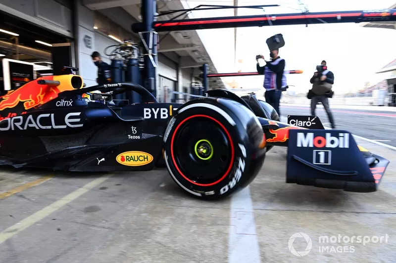 Sergio Perez, Red Bull Racing RB18, sort de son garage