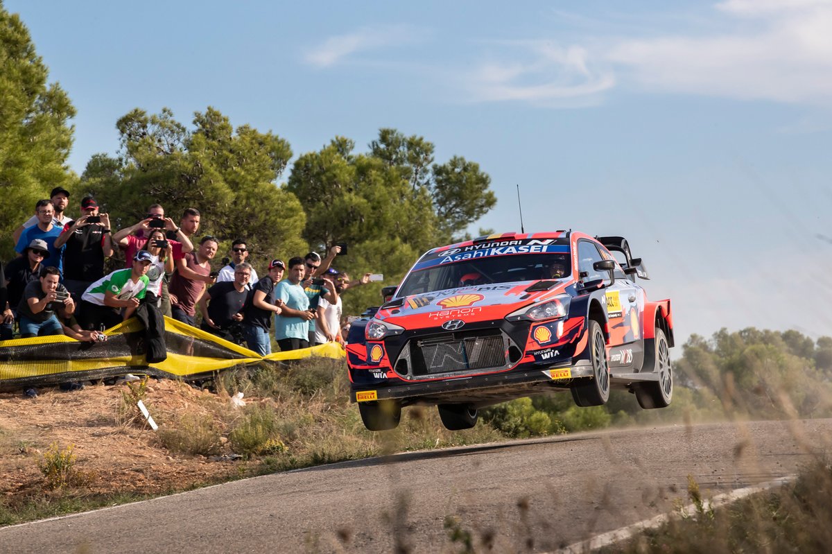 Thierry Neuville, Martijn Wydaeghe, Hyundai Motorsport Hyundai i20 Coupe WRC saat melibas medan lomba Reli Spanyol, Sabtu (16/10/2021).