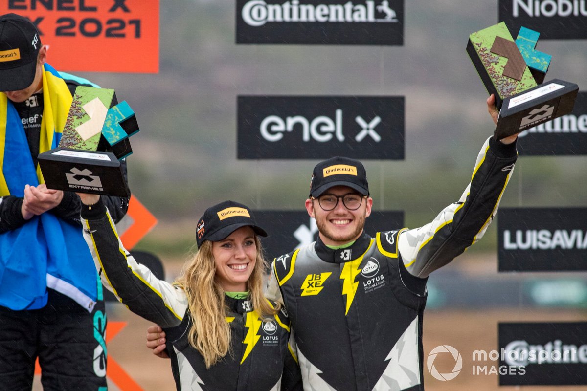 Mikaela Ahlin-Kottulinsky, del equipo JBXE Extreme-E, y Kevin Hansen, del equipo JBXE Extreme-E, en tercera posición, con sus trofeos en el podio