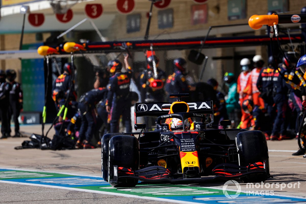 Max Verstappen, Red Bull Racing RB16B, sale de su box