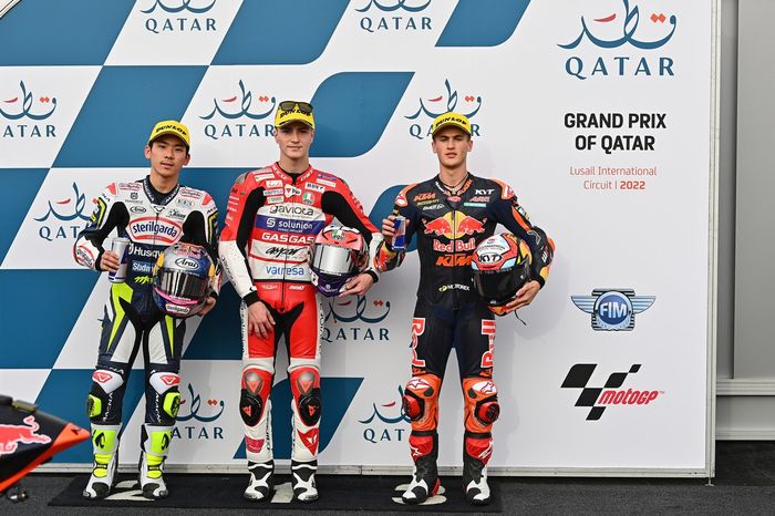 Top 3 tras la clasificación: Pole para Izan Guevara, GASGAS Aspar Team, segundo lugar para Ayumu Sasaki, Sterilgarda Max Racing Team, tercer lugar para Jaume Masià, Red Bull KTM Ajo