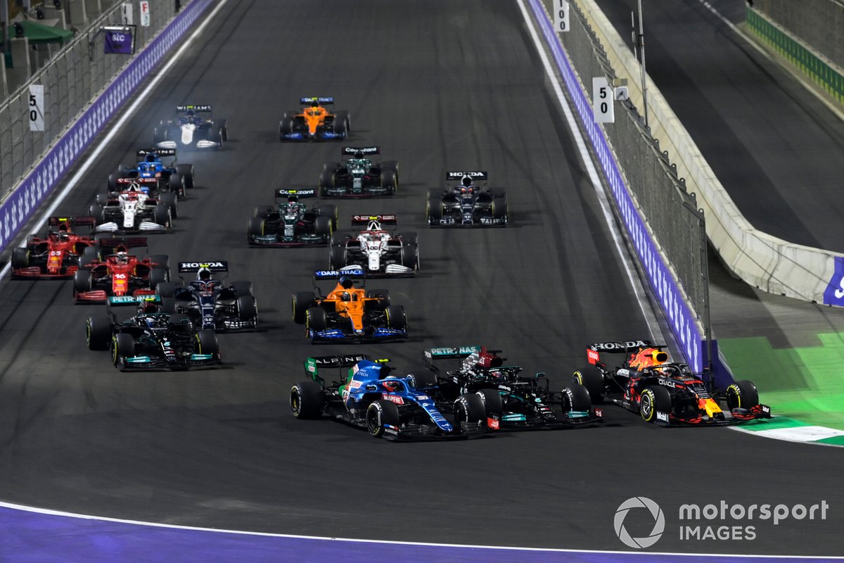 Max Verstappen, Red Bull Racing RB16B, Esteban Ocon, Alpine A521, Lewis Hamilton, Mercedes W12