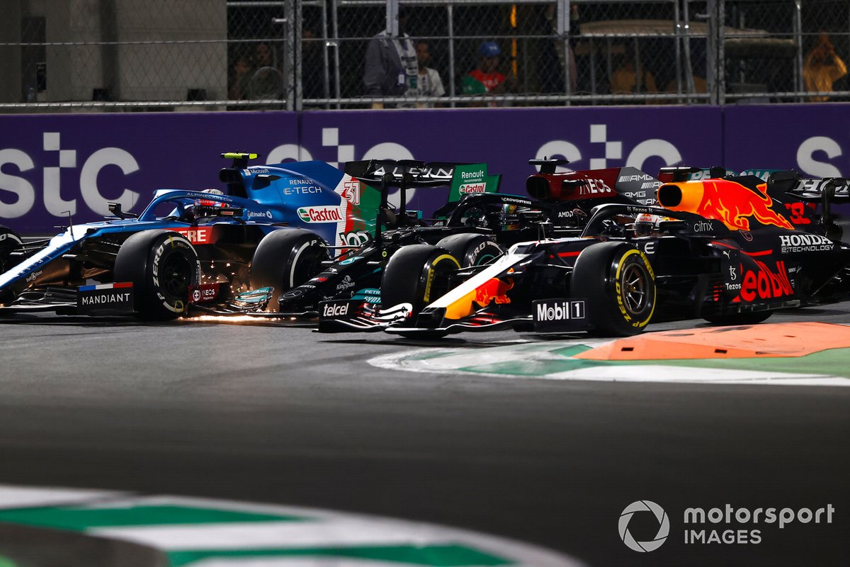 Max Verstappen, Red Bull Racing RB16B, Lewis Hamilton, Mercedes W12, y Esteban Ocon, Alpine A521, luchan por el liderato en el segundo reinicio