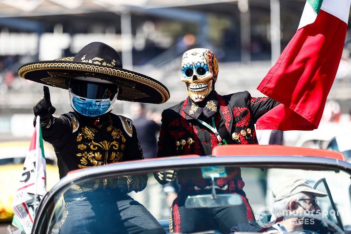 Mario Achi y Fermín La Calaca en el desfile previo a la carrera