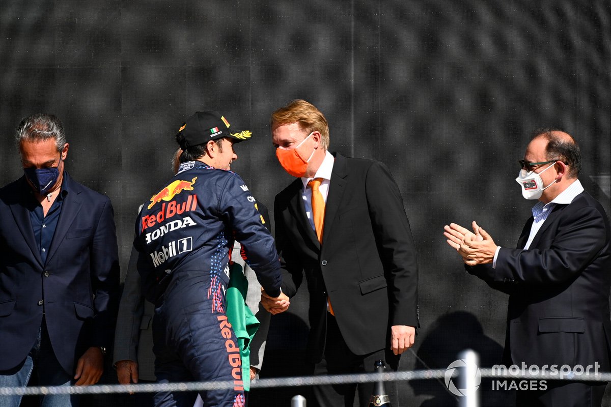 Podio: tercer lugar Sergio Pérez, Red Bull Racing