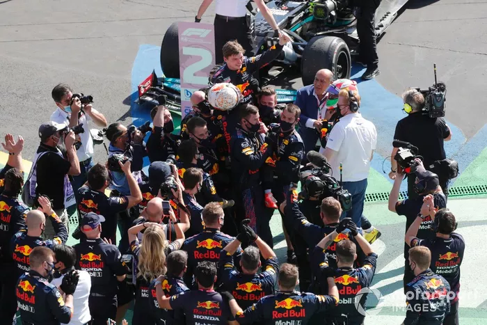 Ganador Max Verstappen, Red Bull Racing, tercer lugar Sergio Pérez, Red Bull Racing, y el equipo Red Bull Racing celebran en el Parc Ferme