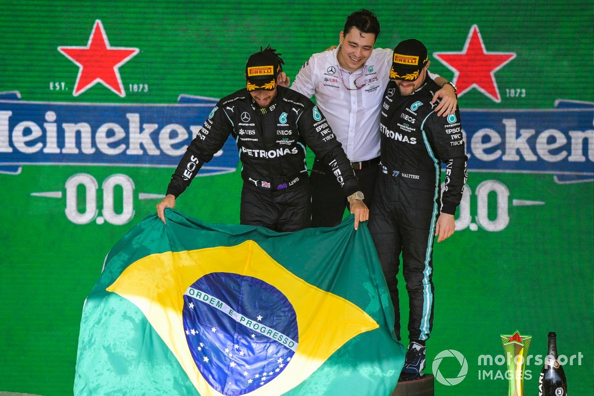 Podio: ganador Lewis Hamilton, Mercedes, tercer lugar Valtteri Bottas, Mercedes y Leonardo Donisete da Silva ingeniero de Mercedes