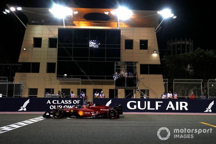 Charles Leclerc, Ferrari F1-75, cruza la meta en primer lugar