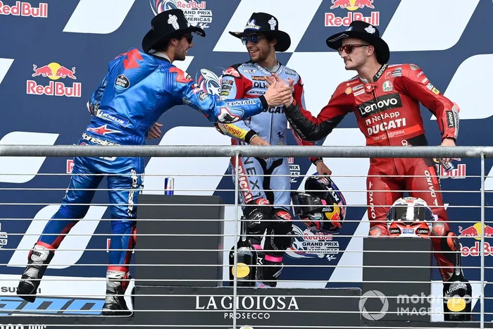 Podio: ganador Enea Bastianini, Gresini Racing, segundo lugar Alex Rins, Team Suzuki MotoGP, tercer lugar Jack Miller, Ducati Team