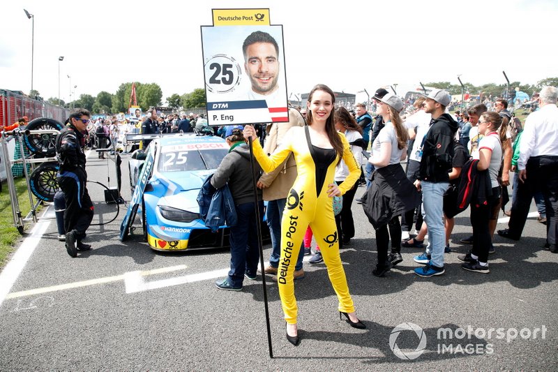 Грид-герл DTM на этапе в «Брэндс-Хэтче»