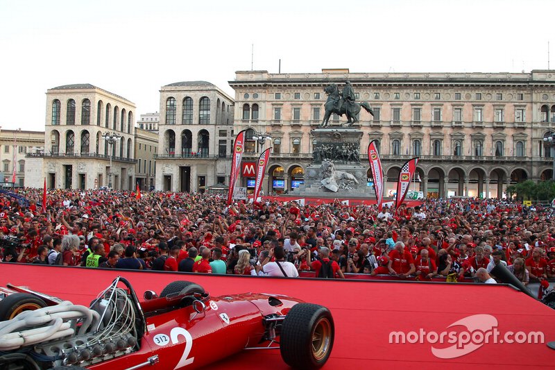 La Piazza Duomo con los fans de Ferrari