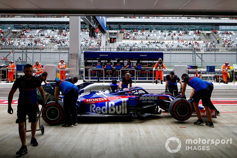 Daniil Kvyat, Toro Rosso, in the pit lane