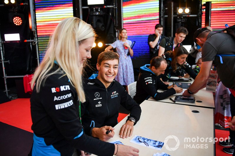 George Russell, Williams Racing, and Robert Kubica, Williams Racing, meet fans
