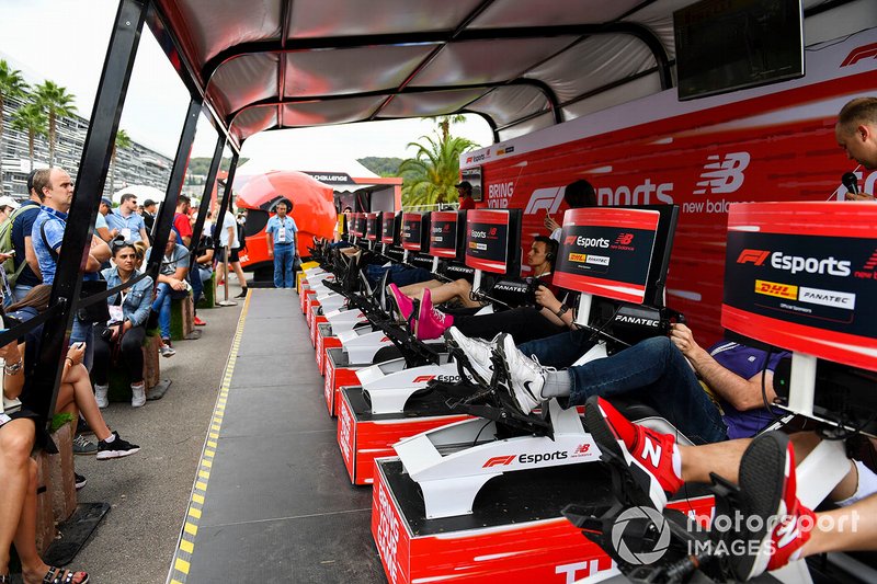 Fans use e-sports simulators