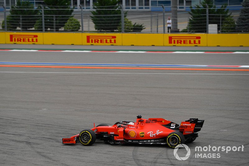 Sebastian Vettel, Ferrari SF90, va largo