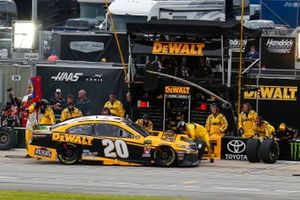 Erik Jones, Joe Gibbs Racing, Toyota Camry DeWalt pit stop