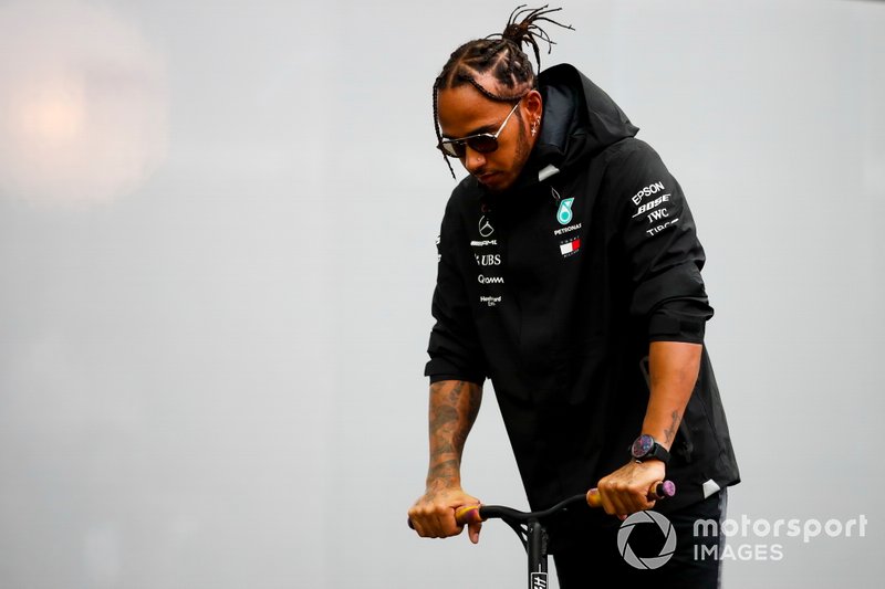 Lewis Hamilton no paddock