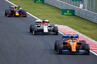 Lando Norris, McLaren MCL34, Kimi Raikkonen, Alfa Romeo Racing C38, en Pierre Gasly, Red Bull Racing RB15