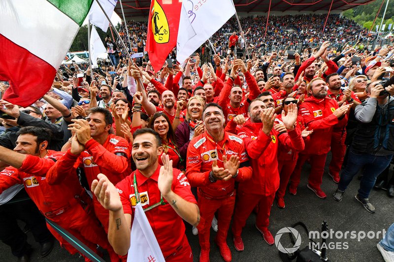 El equipo Ferrari se reúne para celebrar la victoria en el podio