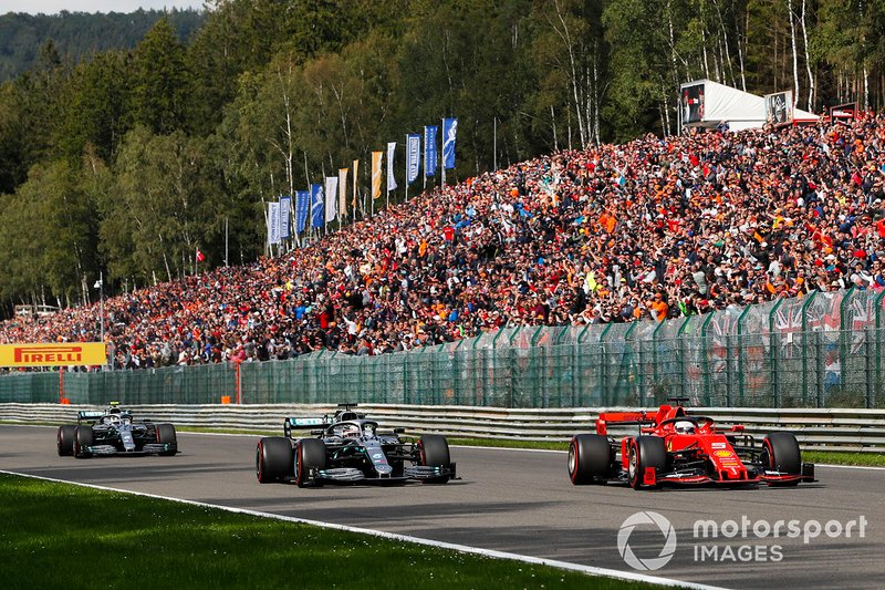 Sebastian Vettel, Ferrari SF90, precede Lewis Hamilton, Mercedes AMG F1 W10 e Valtteri Bottas, Mercedes AMG W10