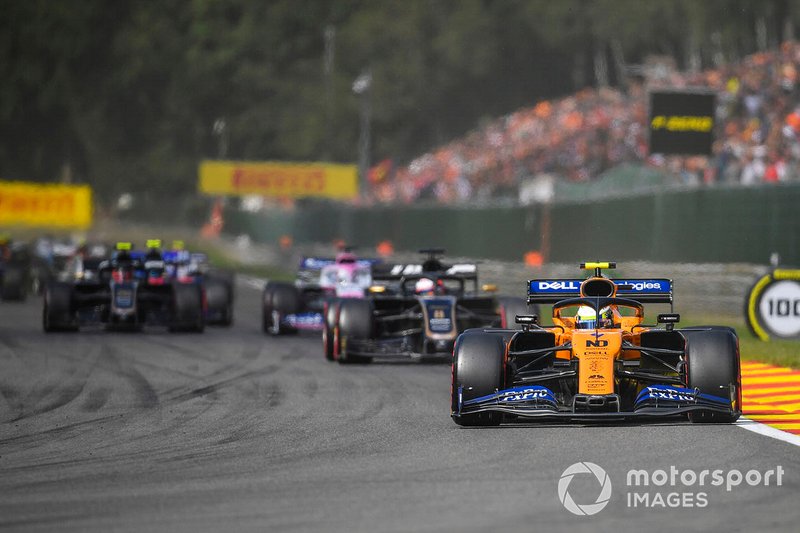 Lando Norris, McLaren MCL34, lidera Romain Grosjean, Haas F1 Team VF-19, Sergio Pérez, Racing Point RP19, y Kevin Magnussen, Haas F1 Team VF-19.