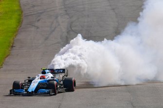 Robert Kubica, Williams FW42, si ferma con problemi tecnici e una nuvola di fumo