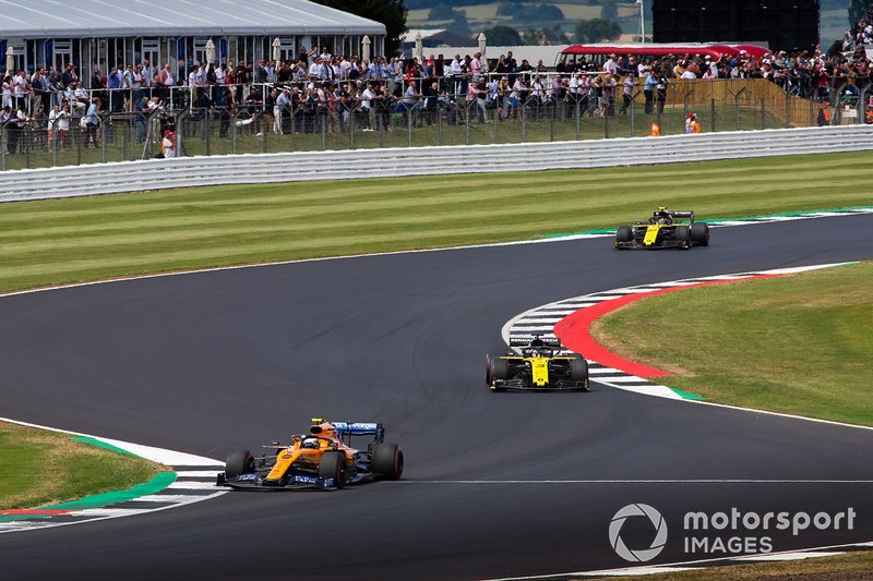 Lando Norris, McLaren MCL34, Daniel Ricciardo, Renault F1 Team R.S.19, Nico Hulkenberg, Renault F1 Team R.S. 19