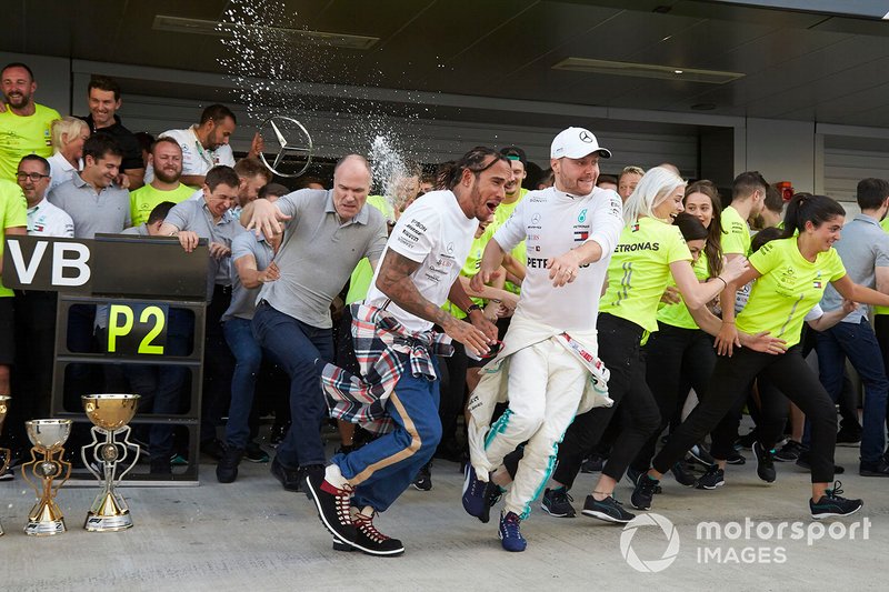 Lewis Hamilton, Mercedes AMG F1, 1ª posición, Valtteri Bottas, Mercedes AMG F1, 2ª posición, y el equipo Mercedes celebran