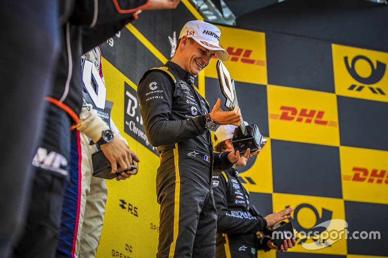 Podio di gara 1: il vincitore Victor Martins, MP motorsport