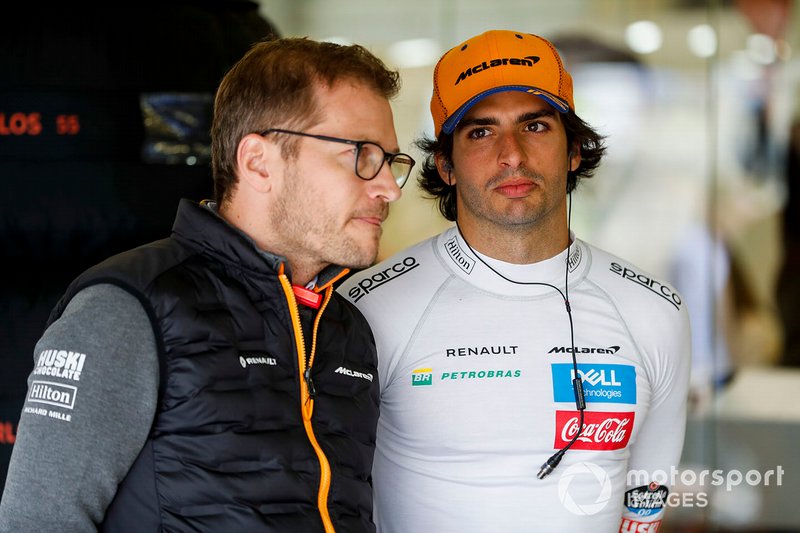 Andreas Seidl, Director de Equipo, McLaren, y Carlos Sainz Jr, McLaren