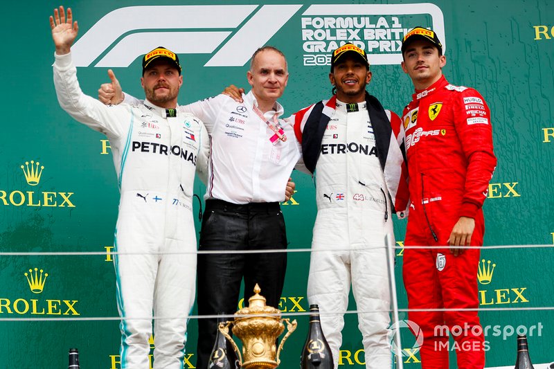 Valtteri Bottas, Mercedes AMG F1, il vincitore della gara Lewis Hamilton, Mercedes AMG F1 e Charles Leclerc, Ferrari, sul podio