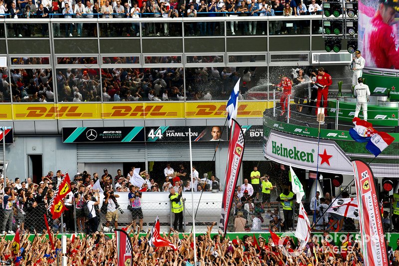 Podio: segundo lugar Valtteri Bottas, Mercedes AMG F1, el ganador de la carrera Charles Leclerc, Ferrari y el tercer lugar Hamilton, Mercedes AMG F1