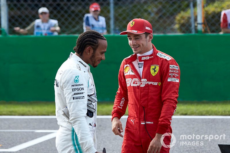 Lewis Hamilton, Mercedes AMG F1 e il Pole Sitter Charles Leclerc, Ferrari in Parc Ferme