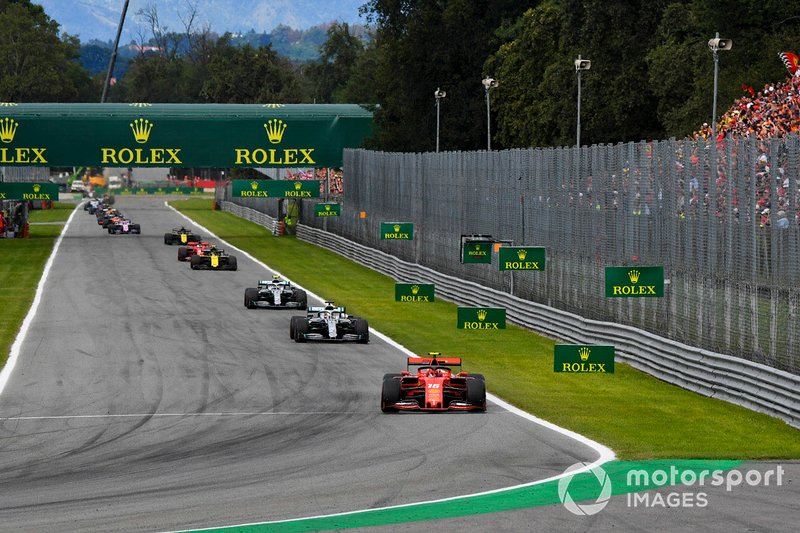 Charles Leclerc, Ferrari SF90, lidera Lewis Hamilton, Mercedes AMG F1 W10, y Valtteri Bottas, Mercedes AMG W10.
