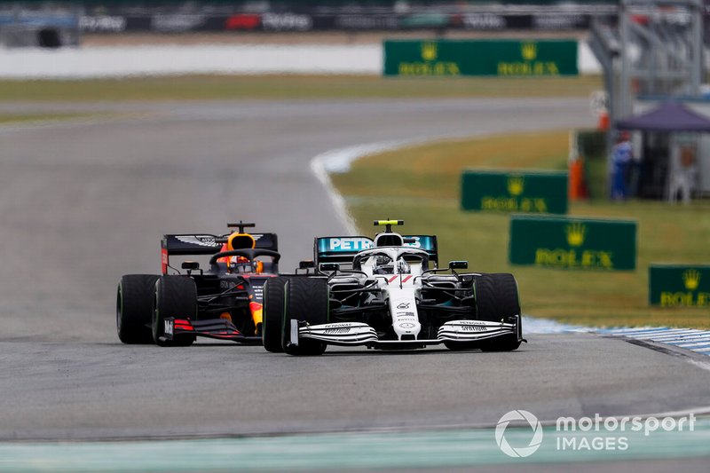 Valtteri Bottas, Mercedes AMG W10, precede Max Verstappen, Red Bull Racing RB15
