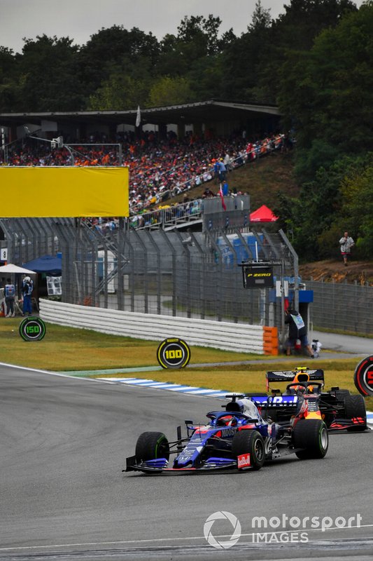 Daniil Kvyat, Toro Rosso STR14, lidera Pierre Gasly, Red Bull Racing RB15