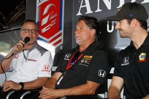 Le président de HPD Ted Klaus, Michael Andretti et Alexander Rossi annoncent l'extension de contrat de l'Américain