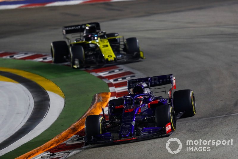 Daniil Kvyat, Toro Rosso STR14, precede Daniel Ricciardo, Renault F1 Team R.S.19