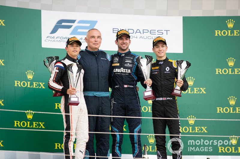 Nicholas Latifi viert de zege van DAMS op de Hungaroring