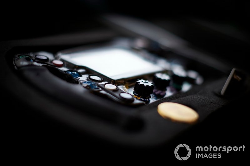 Volante della Mercedes AMG F1 W10